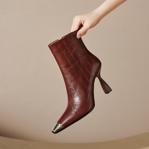 【预售5天】时尚金属头铁头细跟马丁靴女秋冬季新款黑色方头高跟短靴单靴QS&6012 商品图4