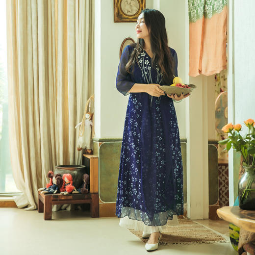 【林栖设计小店】【林栖推荐】2025年春夏新品蓝印花复古时尚绣花真丝连衣裙女1942507 商品图1