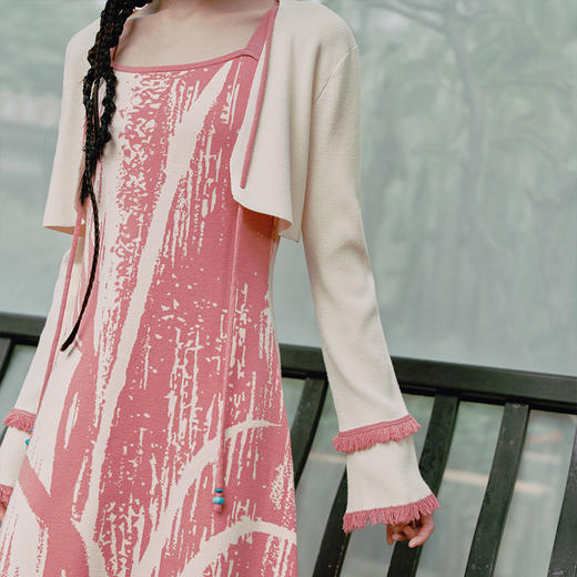 两三事 如梦人间 2025春季新款甜美拼色流苏绑带短款针织开衫女 商品图2