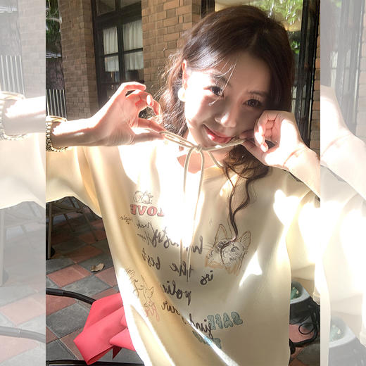 <曾小咸推荐>杏色甜美圆领套头蝴蝶结印花卫衣 商品图2