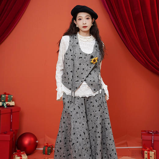 两三事 仙仙花漾 2025春季新款甜美荷叶边高领蕾丝拼接长袖t恤女S25CT493 商品图3