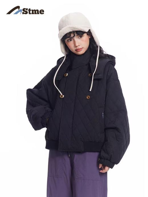 早乙女惠子saotome/STMMF244469/短款菱形格绗缝连帽棉服 商品图1