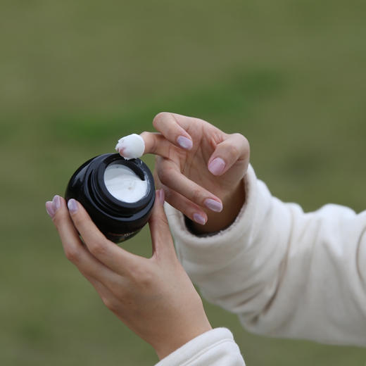 奕虹定制芳疗系列，玻色因檀乳逆势紧致抗皱面霜，不做复制 只做超越 投入35%玻色因 使我们的肌肤紧富 有弹性 商品图9
