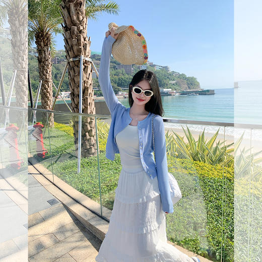 <曾小咸推荐>韩系气质蓝色短款系扣圆领针织衫 商品图1