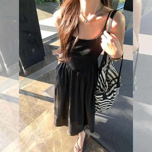 <曾小咸推荐>韩系氛围感温柔白色吊带连衣裙 商品图3