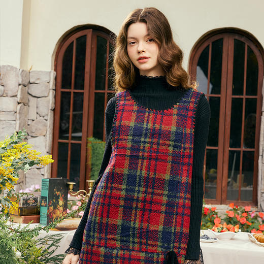 两三事玫色红酒2025春季新款复古毛球装饰两面穿格子背心裙连衣裙 商品图2