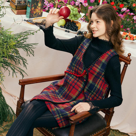 两三事玫色红酒2025春季新款复古毛球装饰两面穿格子背心裙连衣裙 商品图3