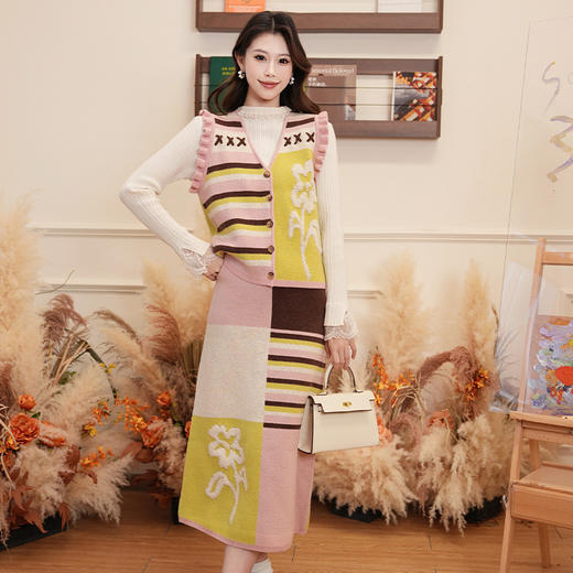 两三事 花诗献礼 2025春季新款森女风毛巾绣拼色毛织两件套女 商品图1