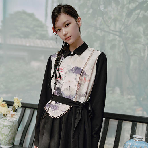 两三事素影怜烟2025春季新款新中式水墨印花拼接假两件系带连衣裙 商品图3