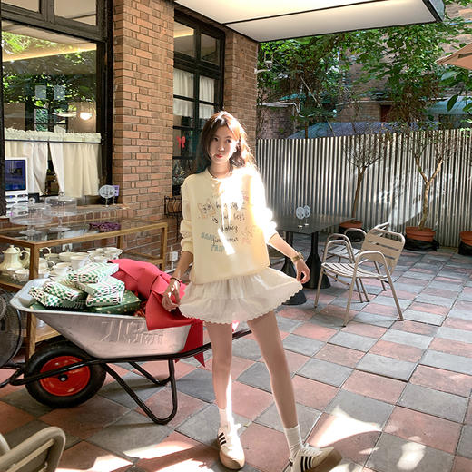 <曾小咸推荐>杏色甜美圆领套头蝴蝶结印花卫衣 商品图4