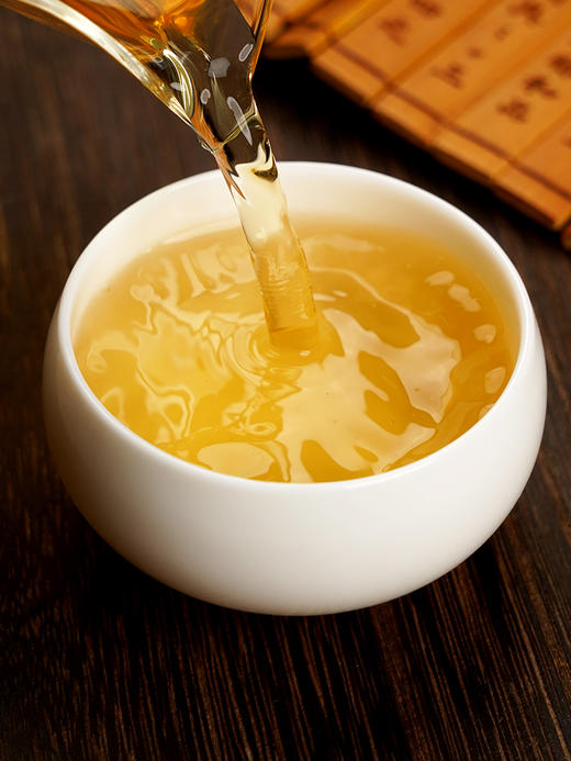 最后2提【班章王单株】一箱内含5饼*100g！ 2024年头春头采近千年树龄高杆单株，与老班章同一山脉，古寨春独享资源；全球限量100箱 商品图5