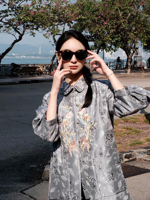 东方境X郭培| 凤栖梧灰色提花刺绣风衣 商品图4