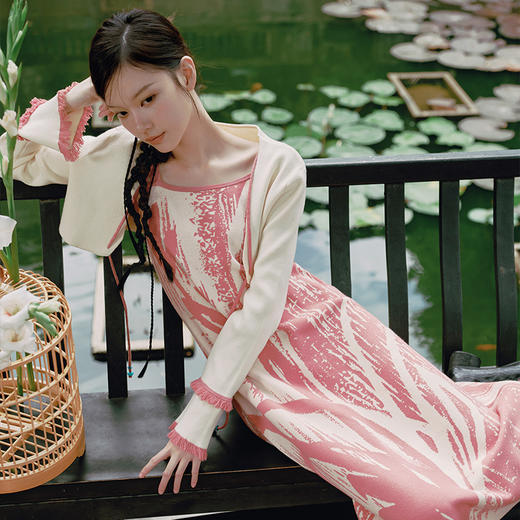 两三事 如梦人间 2025春季新款甜美拼色流苏绑带短款针织开衫女 商品图1