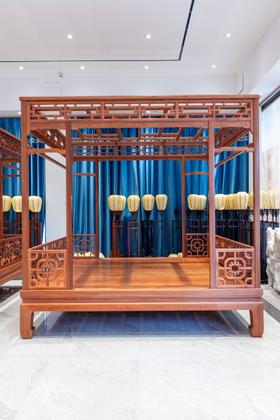 红桥红  家具严选  缅甸花梨(大果紫檀） 【定制款 艾克款六柱四簇云纹架子床】