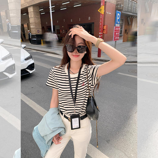 <曾小咸推荐>蝴蝶结小刺绣黑杏条纹圆领短袖T恤 商品图3