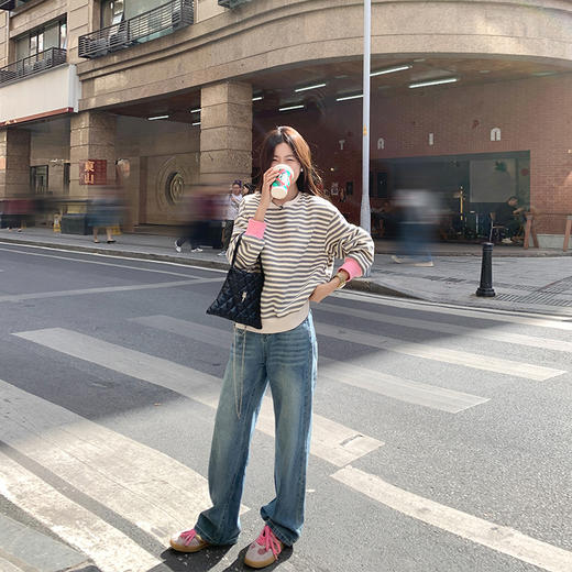 <曾小咸推荐>设计感慵懒粉色袖口灰杏条纹卫衣 商品图2