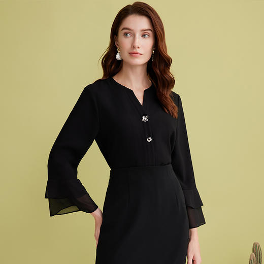 EITIE爱特爱气质V领显瘦设计感喇叭袖黑色衬衫上衣2025春新款A2513521 商品图1