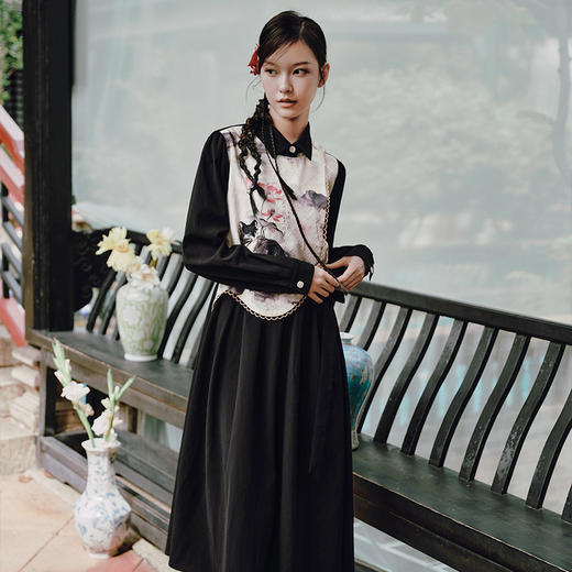 两三事素影怜烟2025春季新款新中式水墨印花拼接假两件系带连衣裙 商品图1