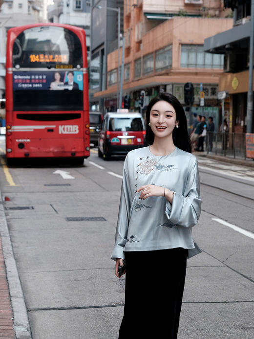 东方境X郭培| 团龙祥云真丝刺绣新中式外套-蓝色 商品图6