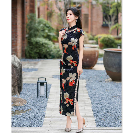 SYK786015复古中国风长款丝绒花边连袖旗袍2024冬新款中老年女士旗袍 商品图1