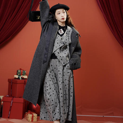 两三事 迷雾茶花 2025春季新款复古碎花图案西装马甲女短款马夹 商品图4