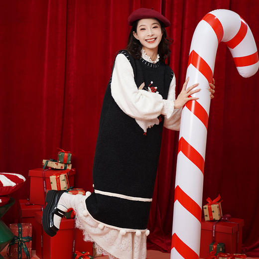 两三事 企鹅奇遇 2025春季新款趣味雪人图案毛球毛织背心裙连衣裙 商品图2