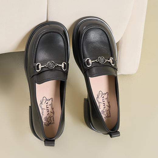 Safiya/索菲娅2025春英伦风复古玫瑰扣复古圆头百搭粗跟乐福鞋 SFD1112112 商品图1