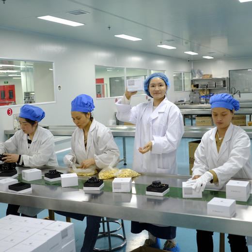 奕虹定制芳疗系列，玻色因檀乳逆势紧致抗皱面霜，不做复制 只做超越 投入35%玻色因 使我们的肌肤紧富 有弹性 商品图3