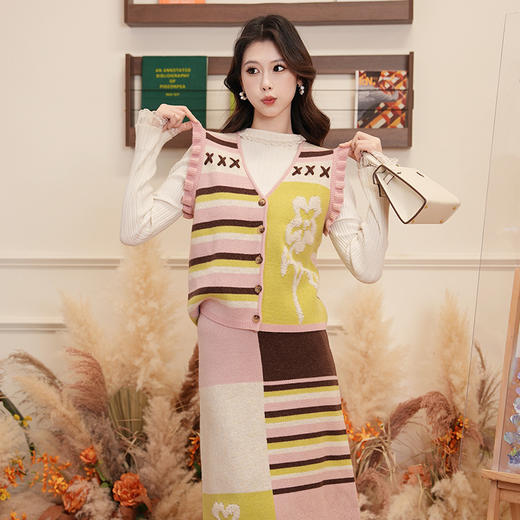 两三事 花诗献礼 2025春季新款森女风毛巾绣拼色毛织两件套女 商品图2