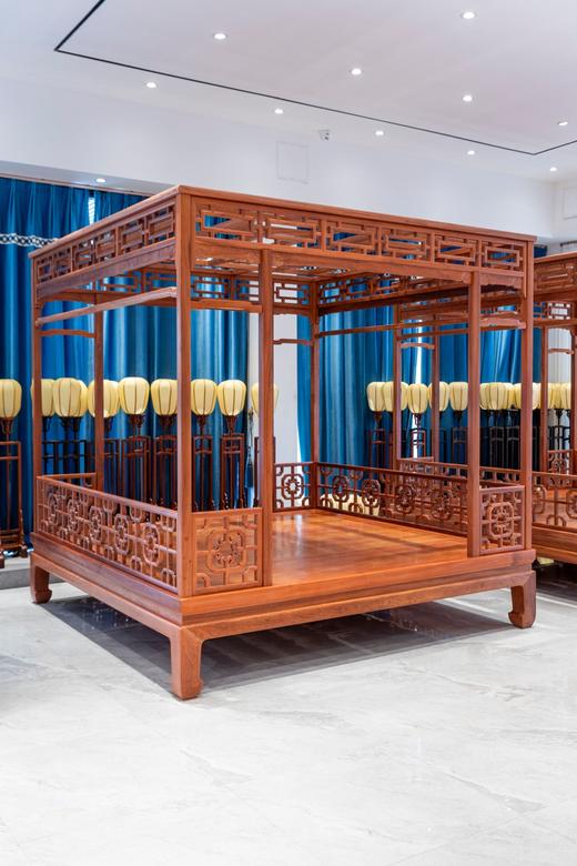 红桥红  家具严选  缅甸花梨(大果紫檀） 【定制款 艾克款六柱四簇云纹架子床】 商品图1