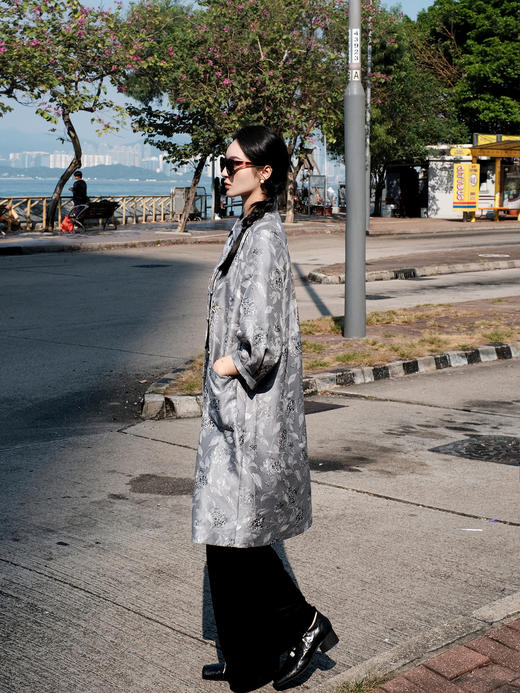 东方境X郭培| 凤栖梧灰色提花刺绣风衣 商品图7