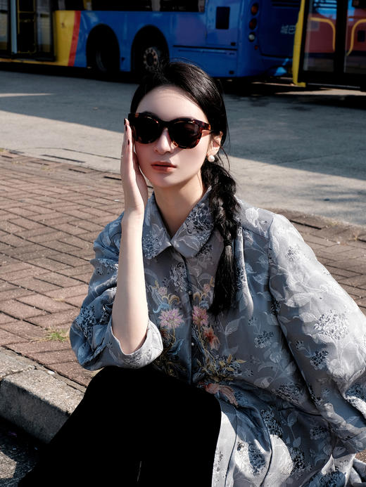 东方境X郭培| 凤栖梧灰色提花刺绣风衣 商品图3