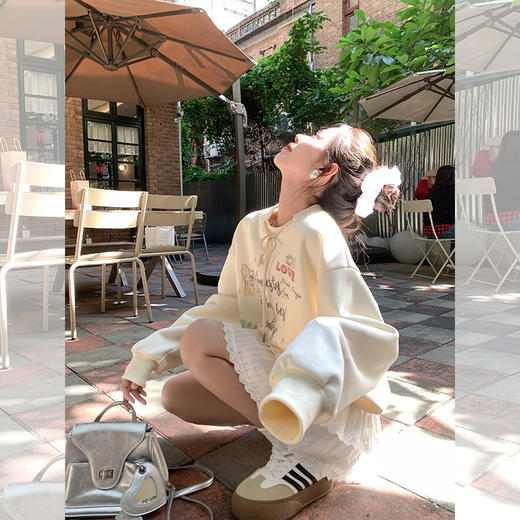 <曾小咸推荐>杏色甜美圆领套头蝴蝶结印花卫衣 商品图3