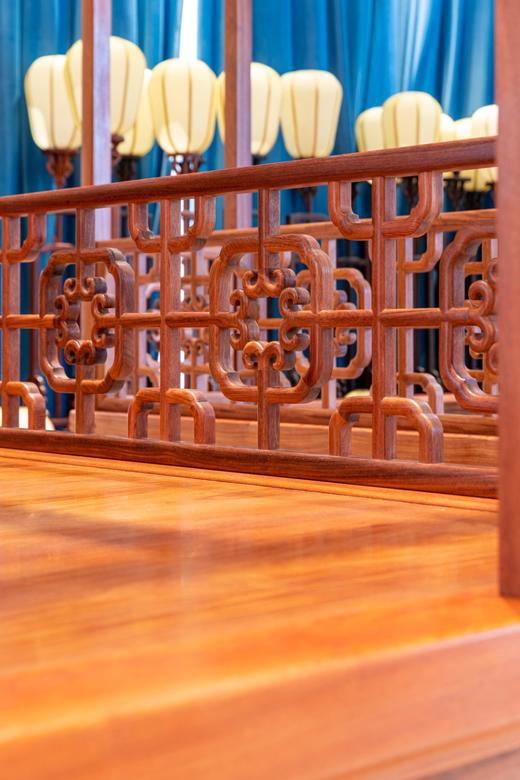 红桥红  家具严选  缅甸花梨(大果紫檀） 【定制款 艾克款六柱四簇云纹架子床】 商品图6