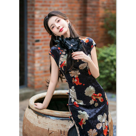 SYK786015复古中国风长款丝绒花边连袖旗袍2024冬新款中老年女士旗袍 商品图3