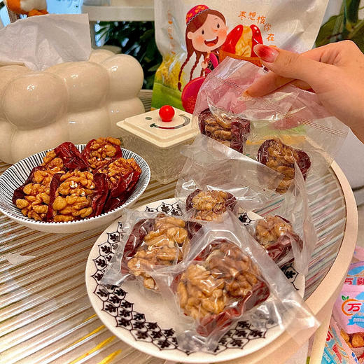 新疆红枣夹烘烤核桃仁 灰枣夹核桃 骏枣夹核桃  新疆干果特产直发AWJM 商品图3