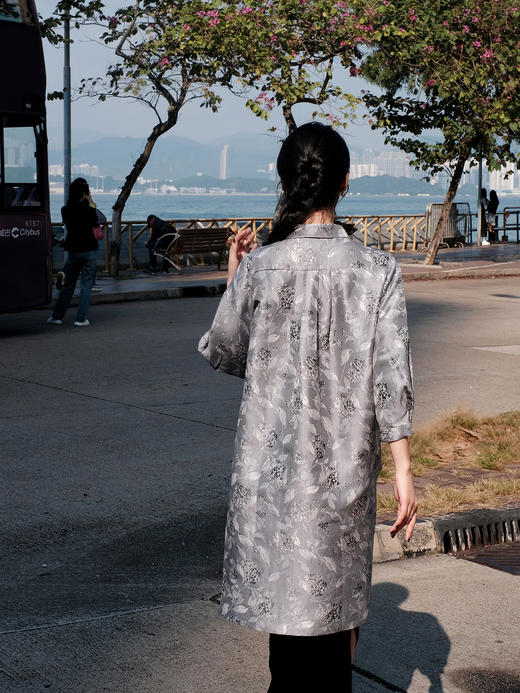 东方境X郭培| 凤栖梧灰色提花刺绣风衣 商品图8