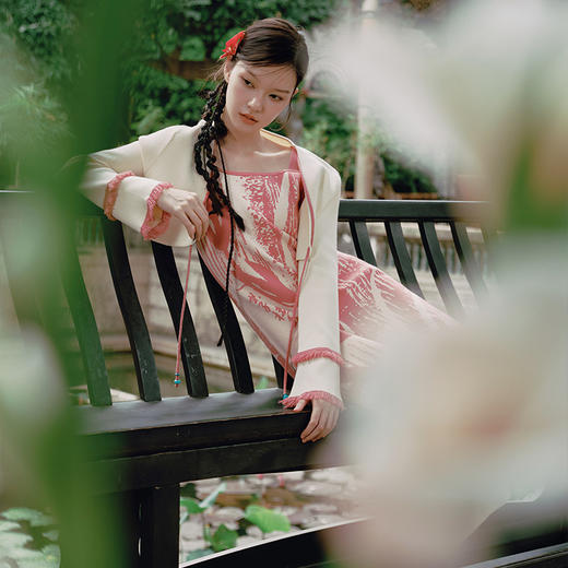 两三事 如梦人间 2025春季新款甜美拼色流苏绑带短款针织开衫女 商品图3