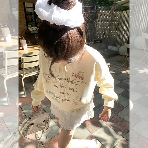 <曾小咸推荐>杏色甜美圆领套头蝴蝶结印花卫衣 商品图1