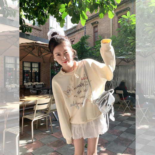 <曾小咸推荐>杏色甜美圆领套头蝴蝶结印花卫衣 商品图0