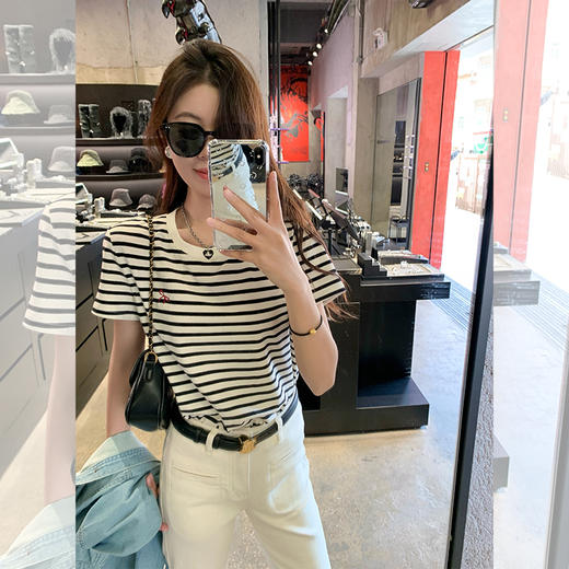 <曾小咸推荐>蝴蝶结小刺绣黑杏条纹圆领短袖T恤 商品图0