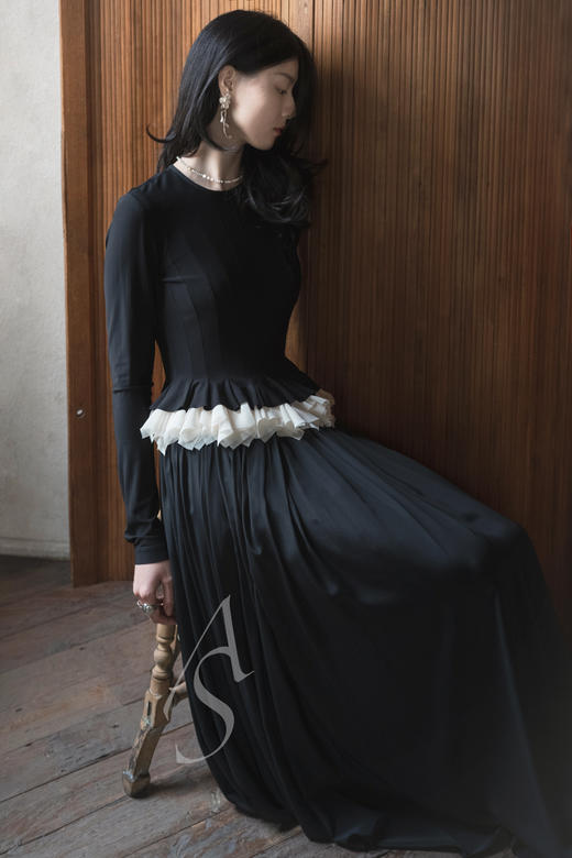 Ashlyn  黑色Kelly交窬褶边上衣 商品图4