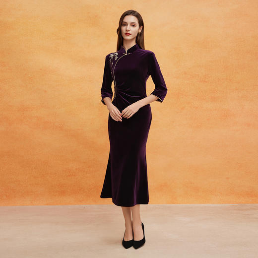 QE802斯尔丽25春季新中式丝绒喜庆刺绣喜妈妈修身腰间收褶优雅端庄旗袍 商品图8