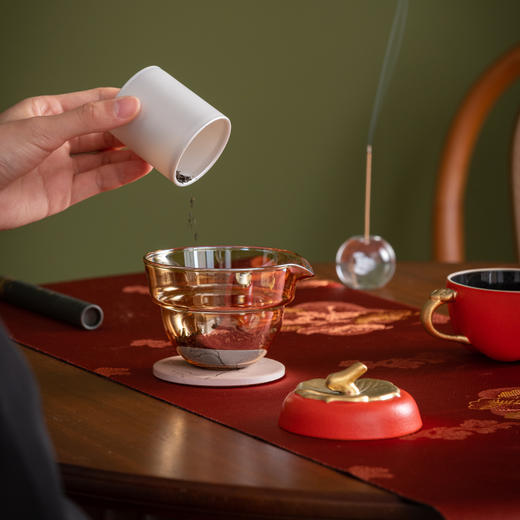 热卖！上新了故宫·百事如意茶香茶具套组礼盒 一套内含茶壶、茶杯、檀香、水晶香坐、杯垫  精选德化陶瓷  典雅华丽 商品图3