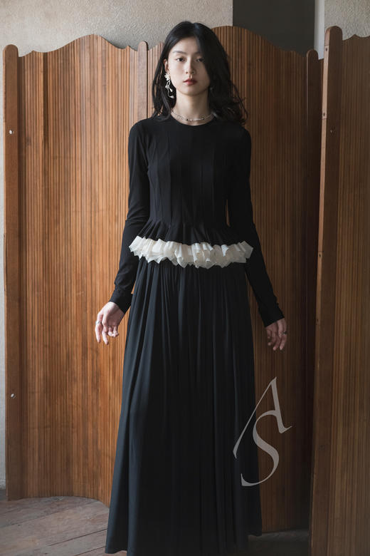 Ashlyn  黑色Kelly交窬褶边上衣 商品图3