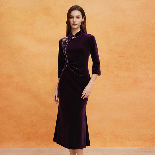 QE802斯尔丽25春季新中式丝绒喜庆刺绣喜妈妈修身腰间收褶优雅端庄旗袍 商品图5