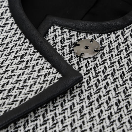 QE103斯尔丽2025春季新款小香风系列皮革包边温柔帅气兼并链条装饰外套 商品图5