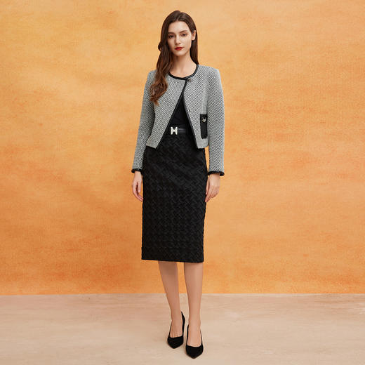 QE103斯尔丽2025春季新款小香风系列皮革包边温柔帅气兼并链条装饰外套 商品图3