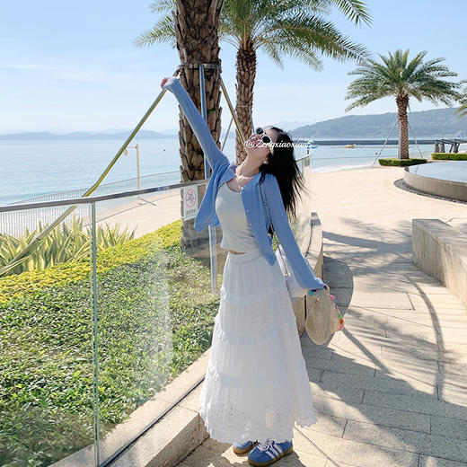 <曾小咸推荐>韩系气质蓝色短款系扣圆领针织衫 商品图0