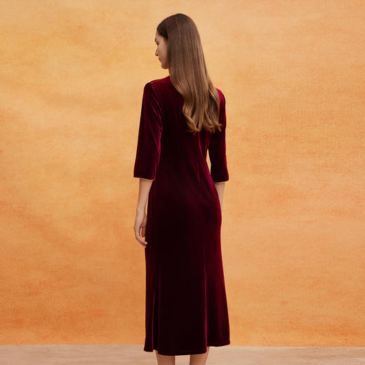 QE802斯尔丽25春季新中式丝绒喜庆刺绣喜妈妈修身腰间收褶优雅端庄旗袍 商品图1